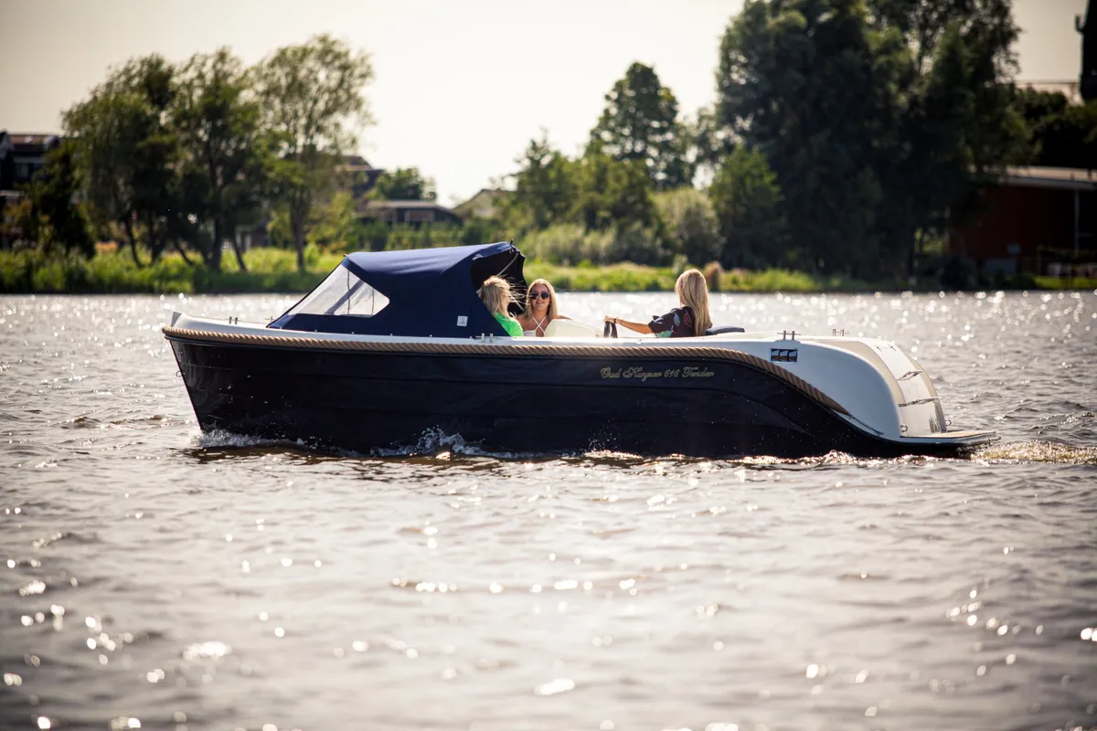Oud Huijzer 616: Boot varend op water met vrouwen