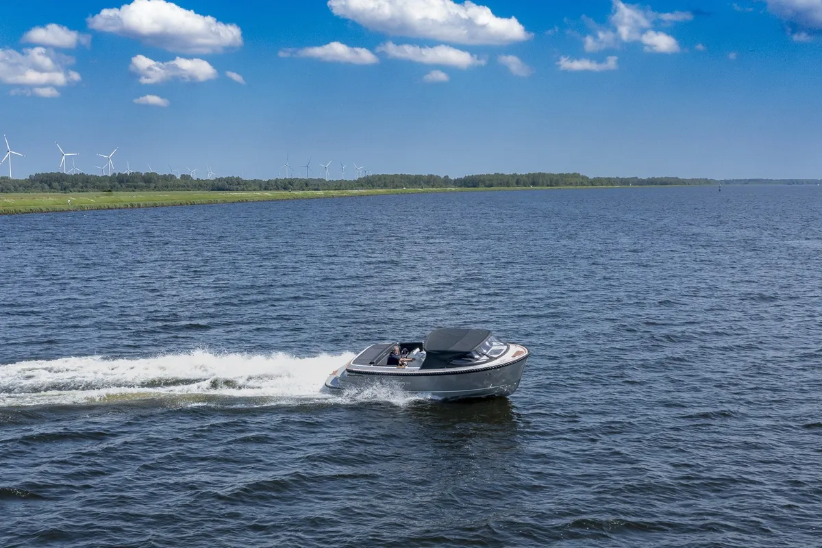 Oud Huijzer 740: Speedboot varend op meer