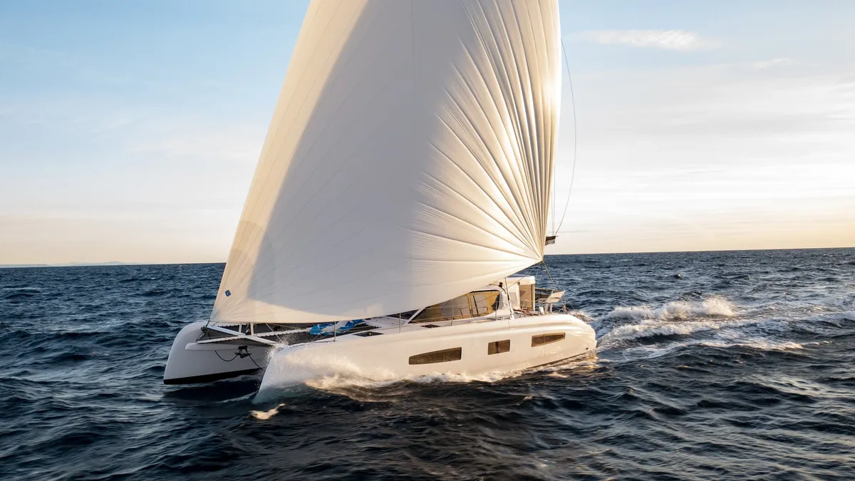 Outremer Catamarans 52: Catamaran zeilboot varend op zee