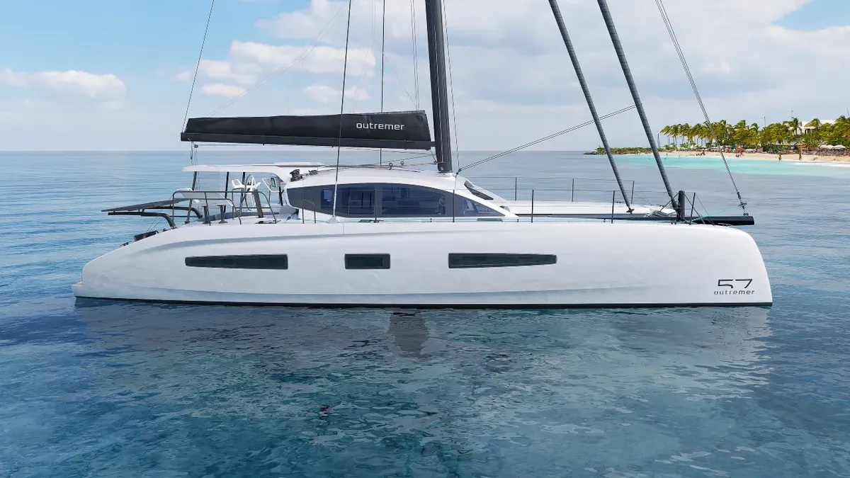 Outremer Catamarans 57: Catamaran op zee bij strand