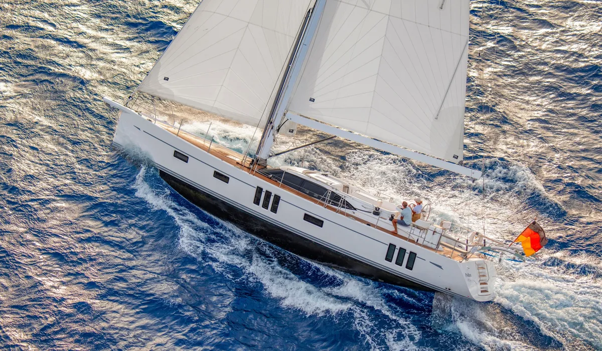Oyster Yachts 565 Series II: Zeilboot varend op zee