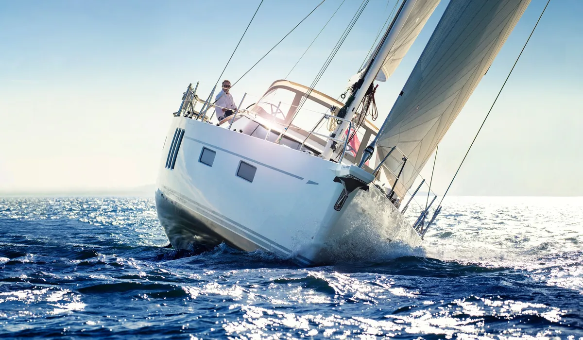 Oyster Yachts 595 Series II: Zeilboot varend op zee