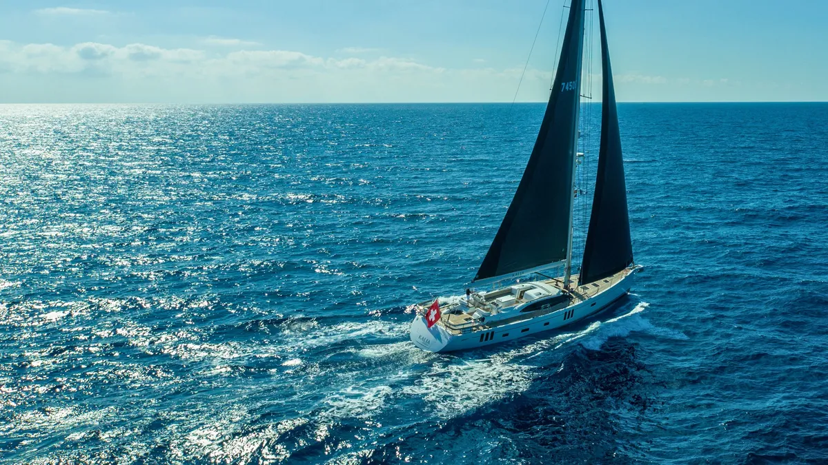 Oyster Yachts 745: Zeilboot varend op zee