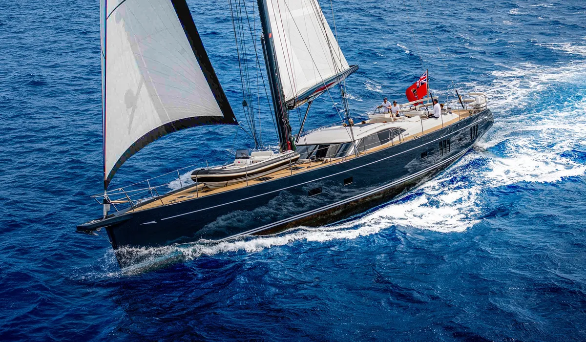 Oyster Yachts 885 Series II: Zeilboot varend op zee