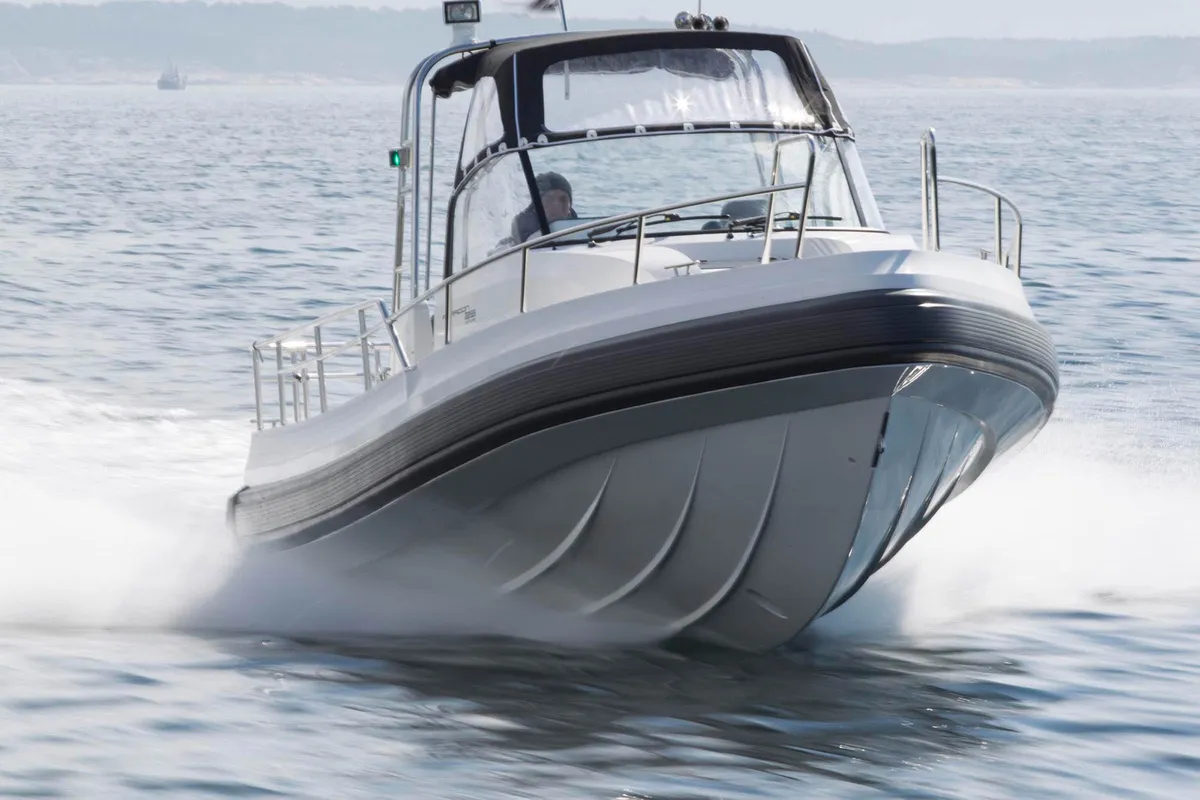 Paragon Yachts 25 Open: Speedboot varend op zee