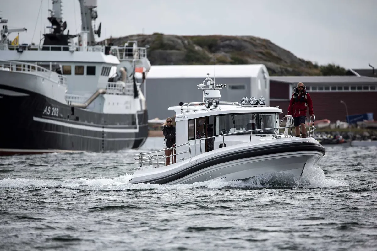Paragon Yachts 31 Cabin: Boot varend op water