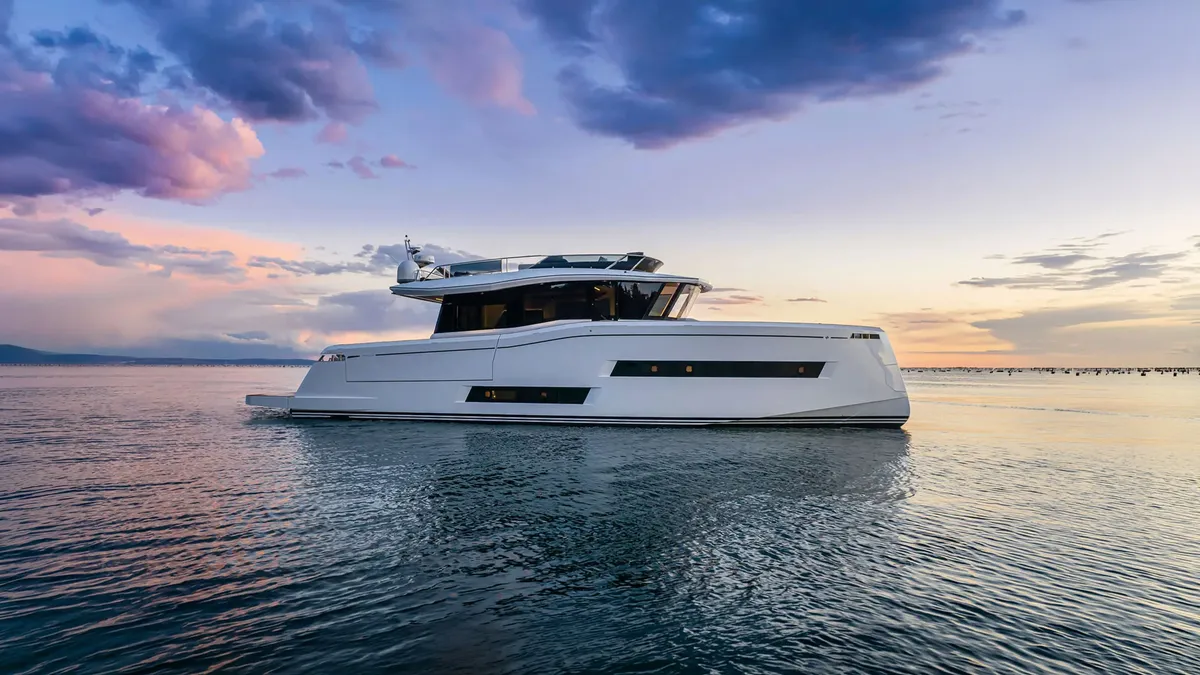 Pardo Yachts E60: Jacht varend op zee bij zonsondergang