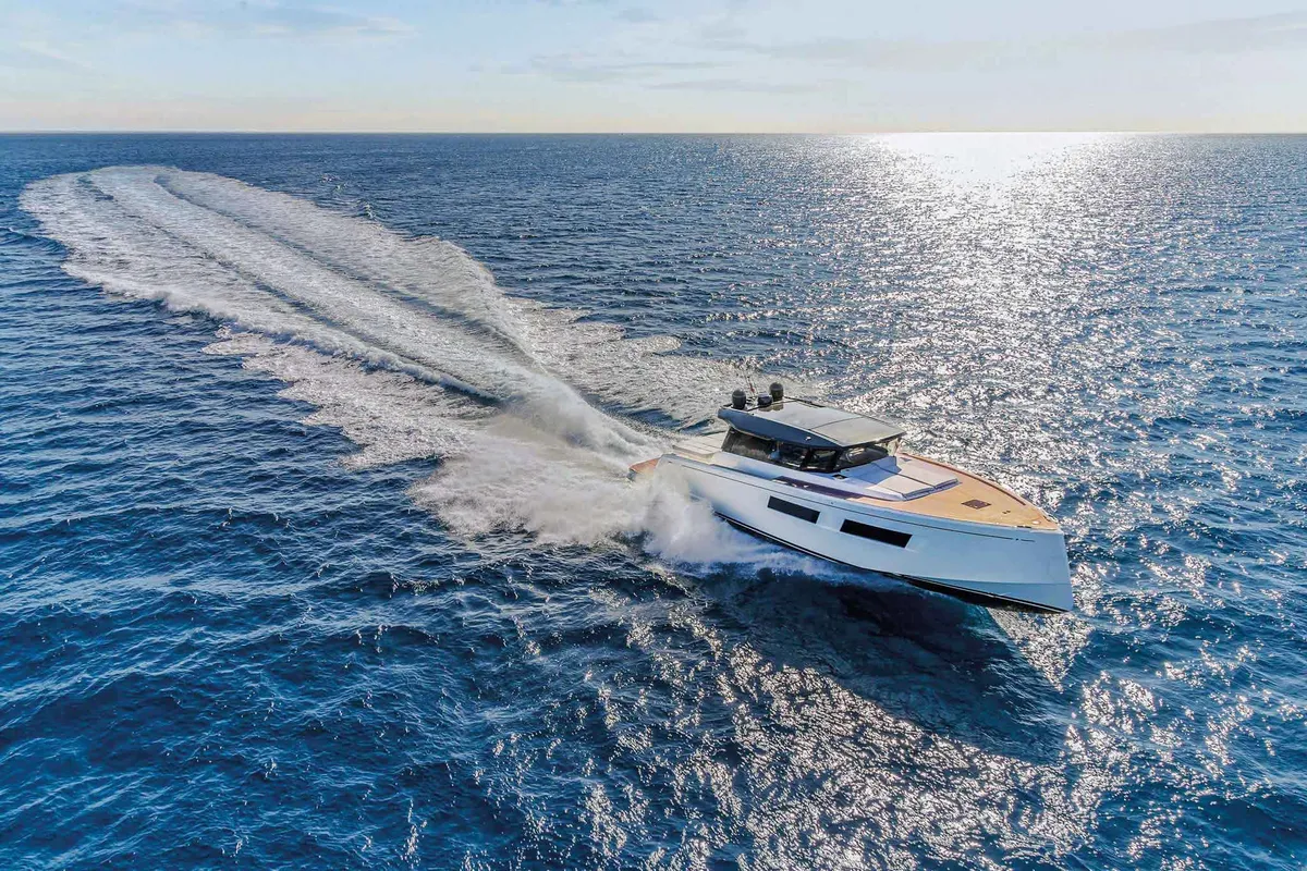 Pardo Yachts GT52: Boot varend op zee met kielzog