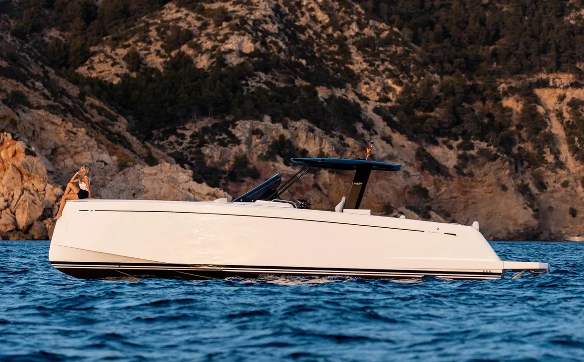 Pardo Yachts P38: Boot varend bij kust
