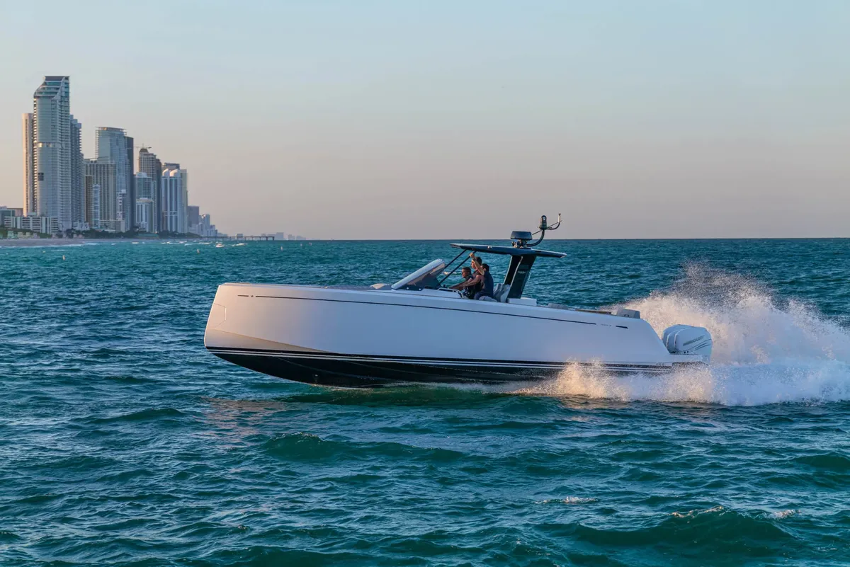 Pardo Yachts P38R: Boot varend op zee met skyline