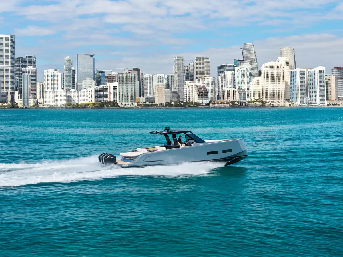 Pardo Yachts P43R: Boot varend voor skyline