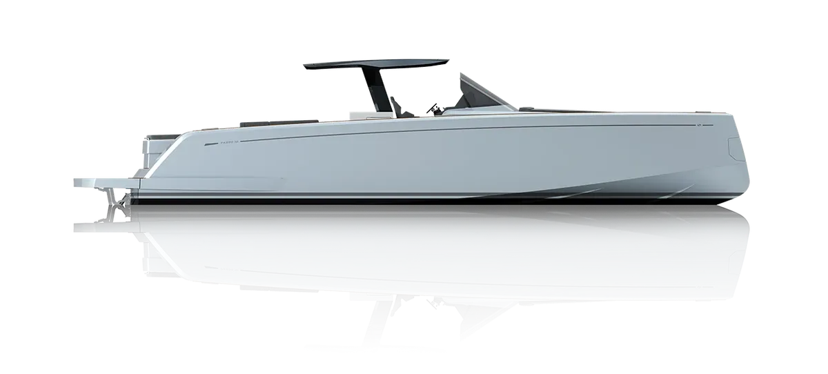 Pardo Yachts P50: Boot zijaanzicht met reflectie