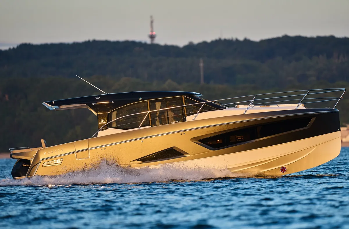 Parker Poland 110 Monaco: Jacht varend op water