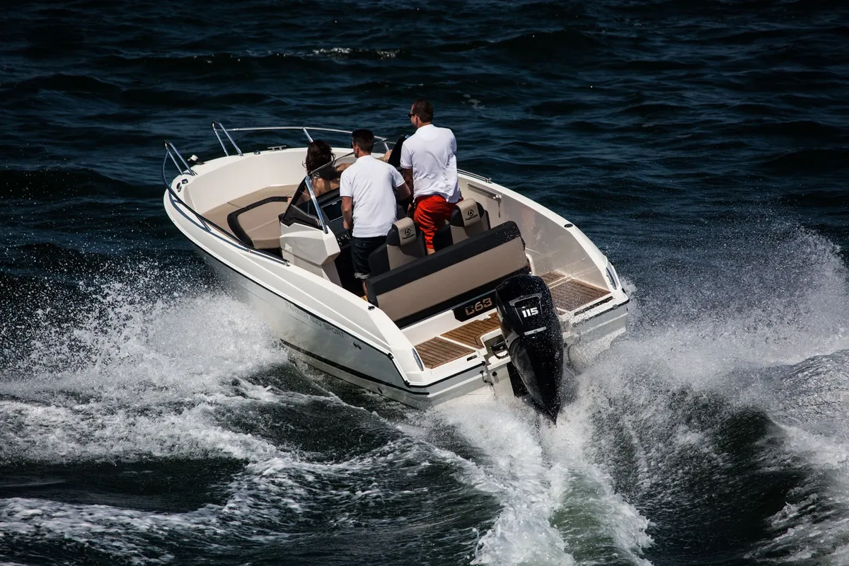 Parker Poland 630 Bow Rider: Boot varend op zee