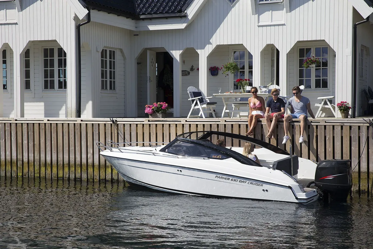 Parker Poland 630 DC: Boot afgemeerd bij huis