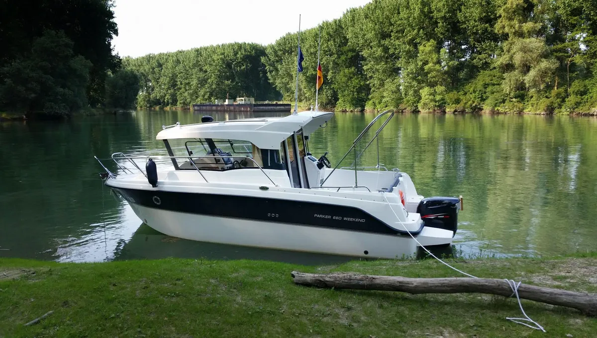 Parker Poland 660 Weekend: Boot afgemeerd aan oever