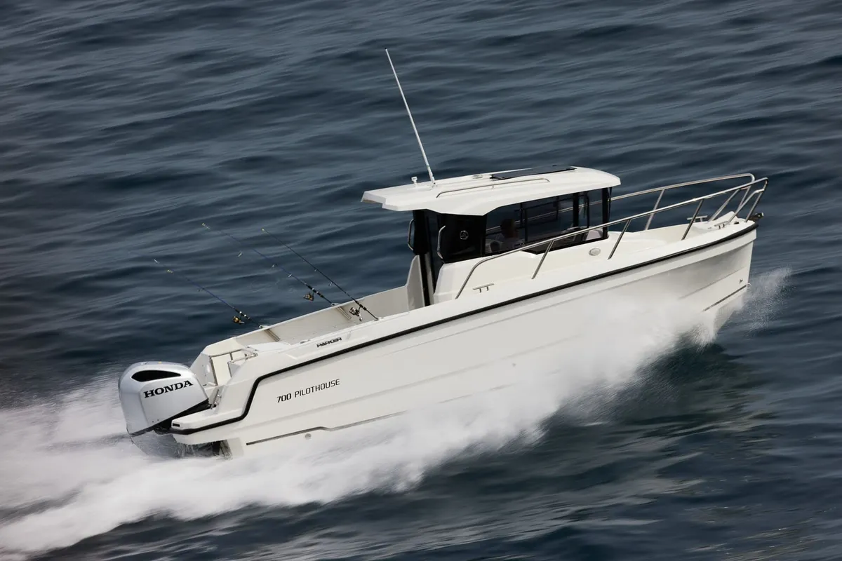 Parker Poland 700 Pilothouse: Boot varend op zee