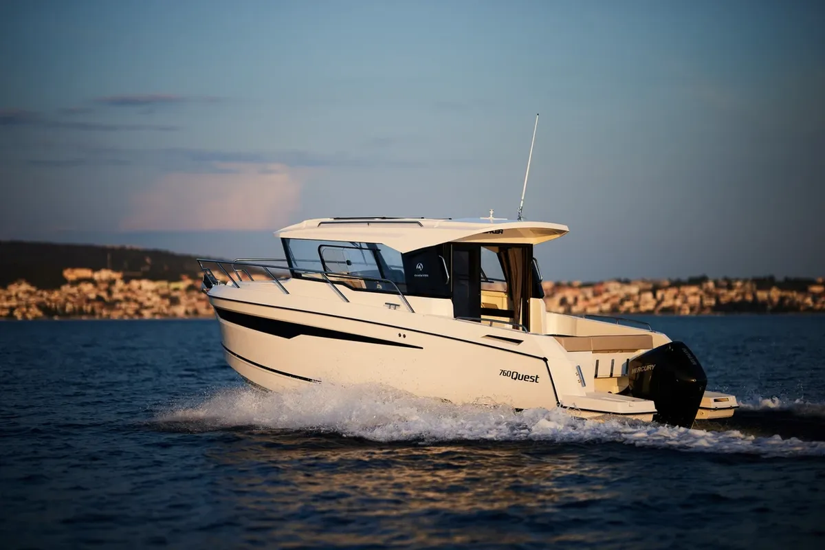 Parker Poland 760 Quest: Boot varend op water