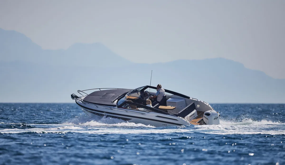 Parker Poland 780 Escape: Boot varend op zee