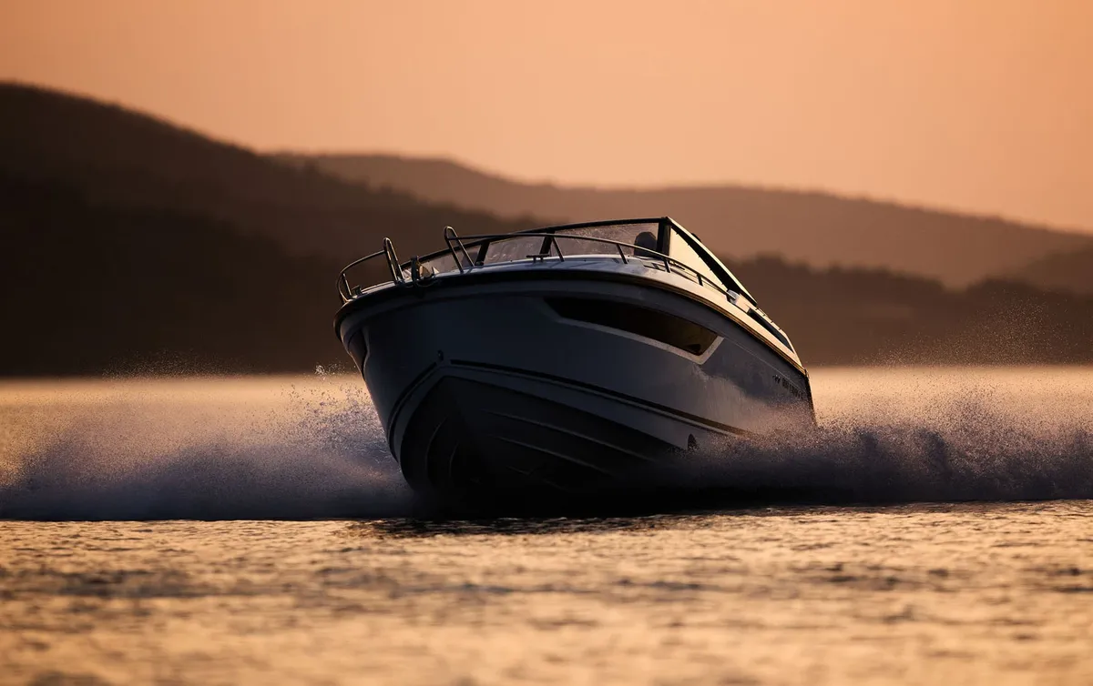 Parker Poland 800 Cruiser: Boot varend op water