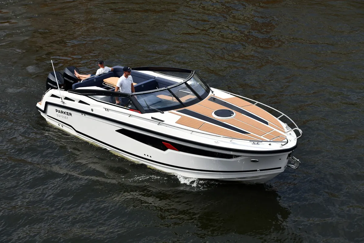 Parker Poland 910 Odyssey: Boot varend op water