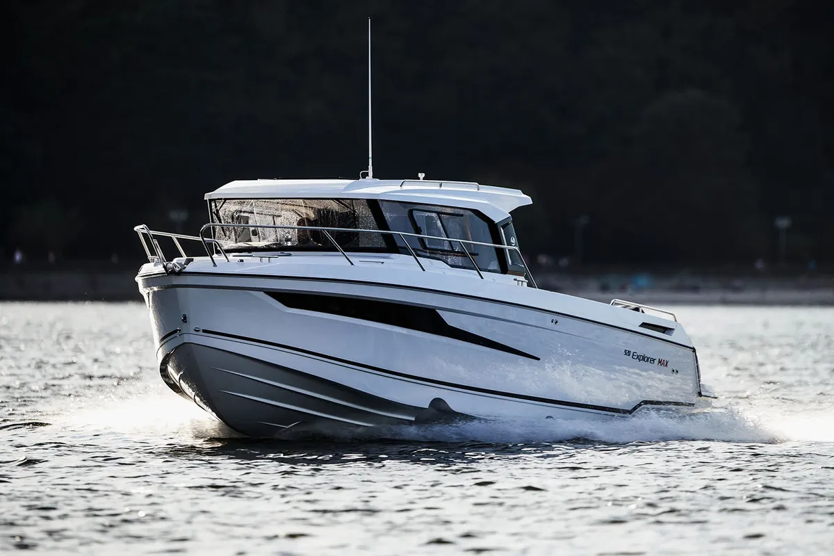 Parker Poland 920 MAX: Boot varend op water