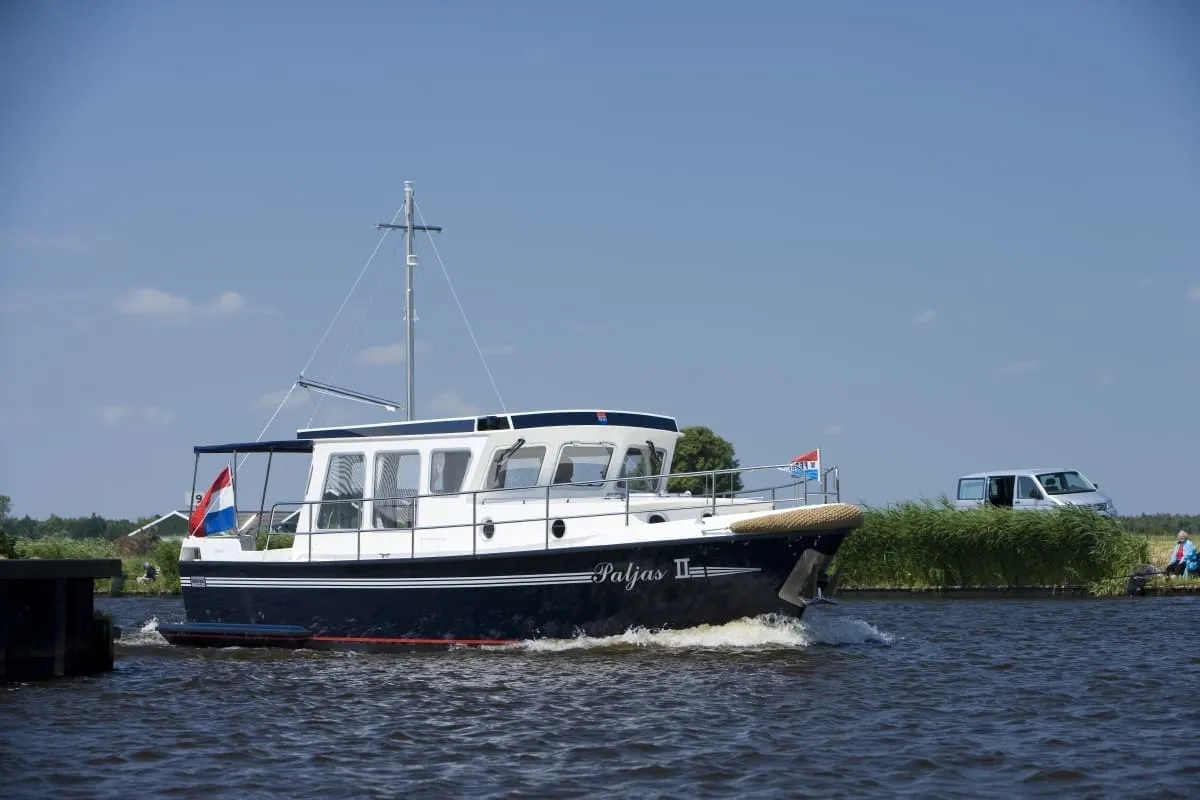 Pedro-Boat Donky 30: Boot varend op water