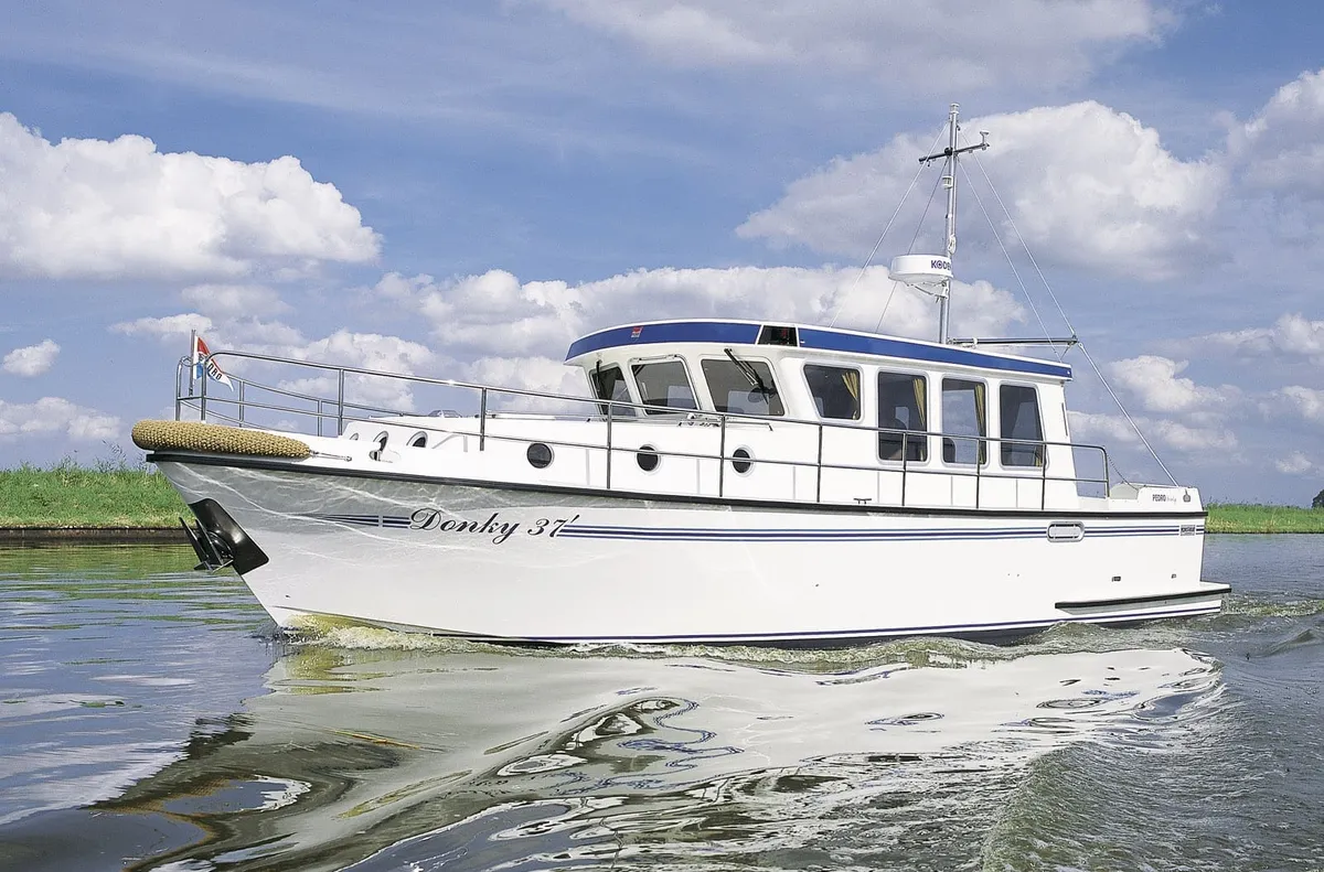 Pedro-Boat Donky 37: Motorboot varend op water