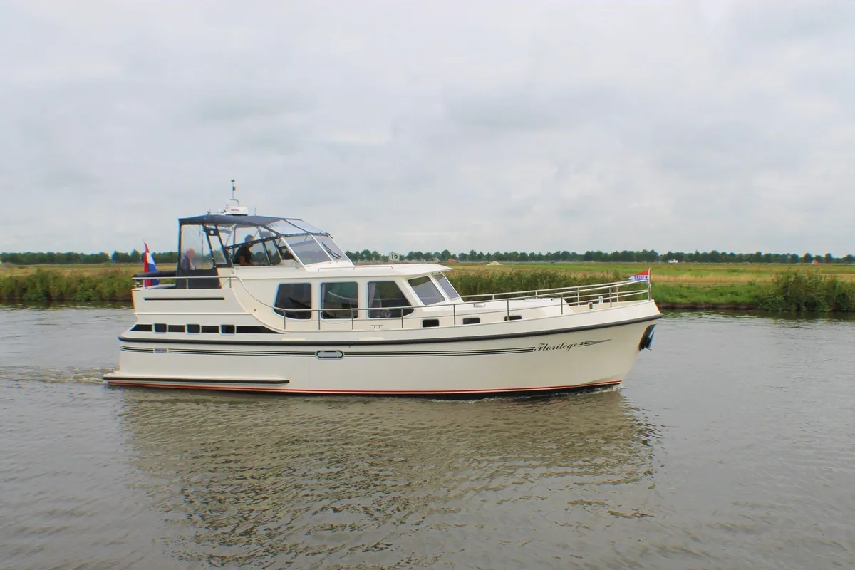 Pedro-Boat Levanto 40: Motorboot varend op water