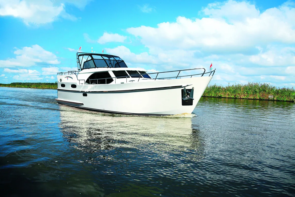 Pedro-Boat Vendaval 48: Witte motorboot vaart op water