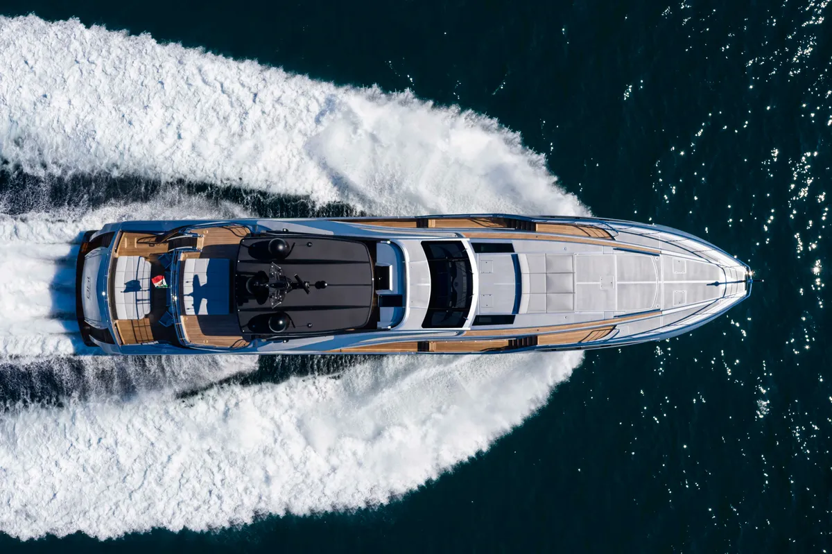 Pershing 140: Luchtfoto jacht varend op zee