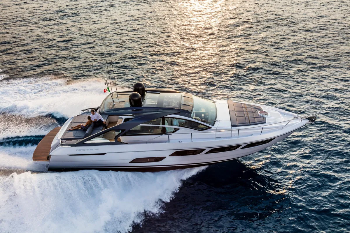 Pershing 5X: Boot varend op zee