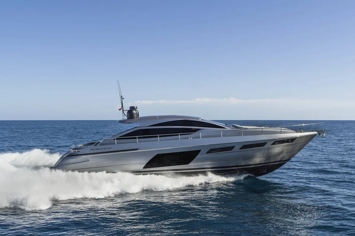 Pershing 6X: Witte jacht varend op zee
