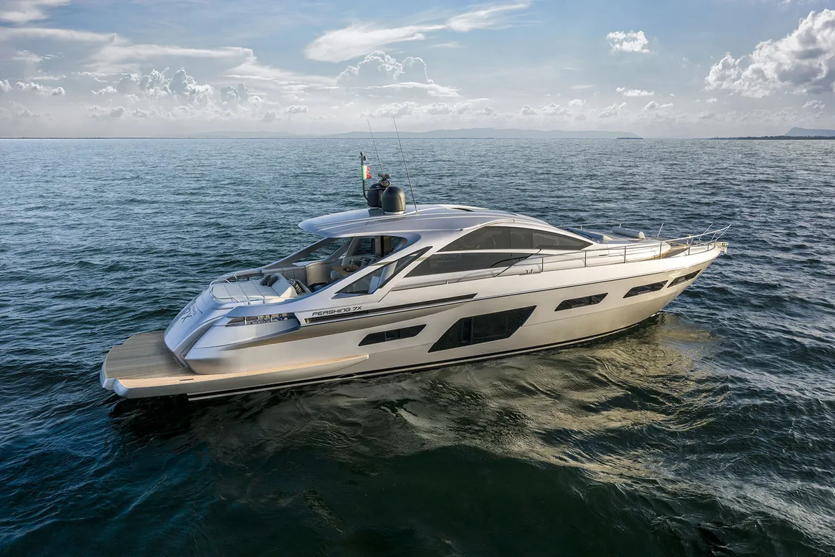 Pershing 7X: Motorjacht varend op zee