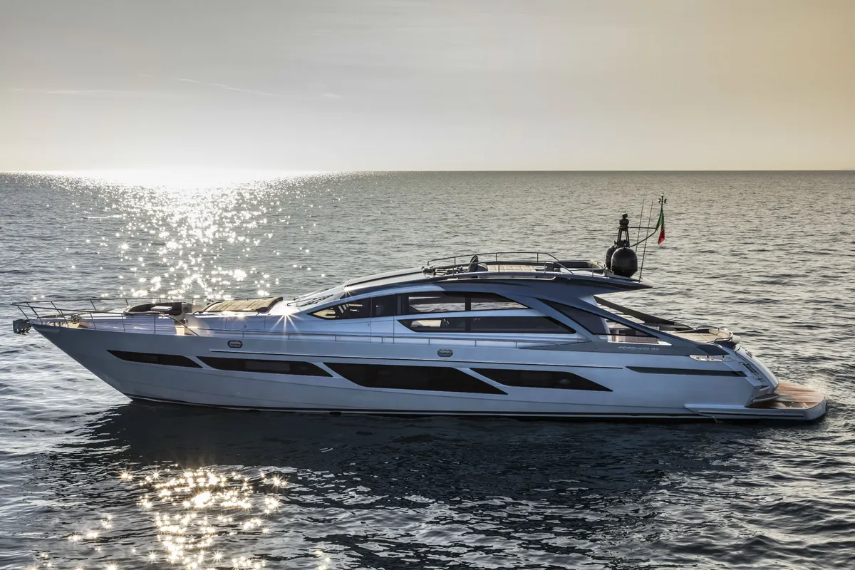 Pershing 9X: Witte motorjacht vaart op zee