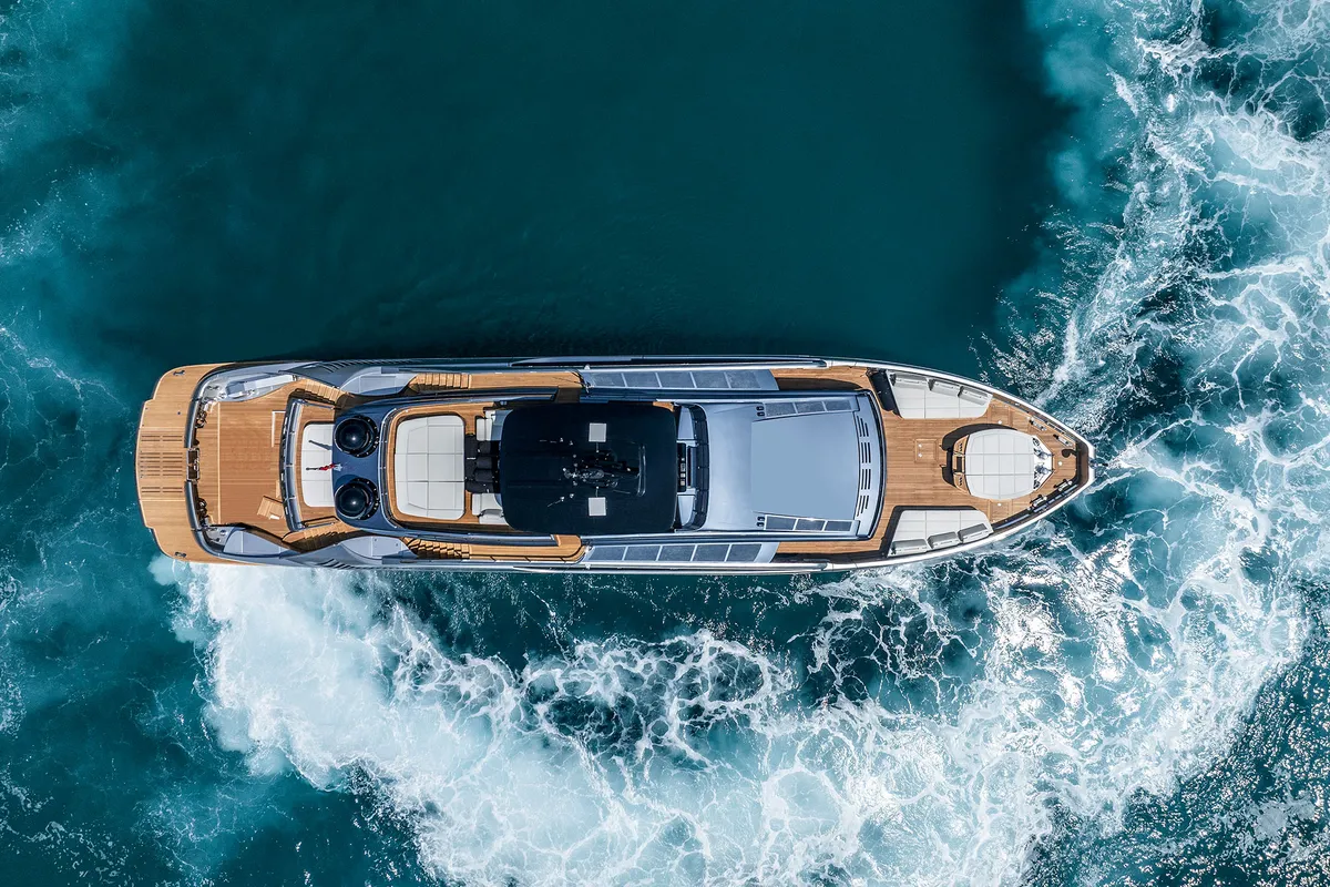 Pershing GTX116: Luchtfoto jacht varend op zee