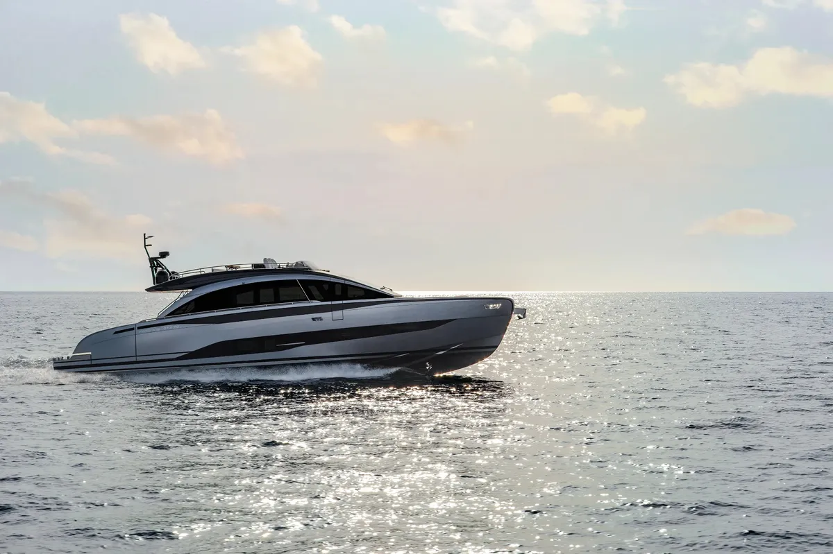 Pershing GTX70 New: Boot varend op zee