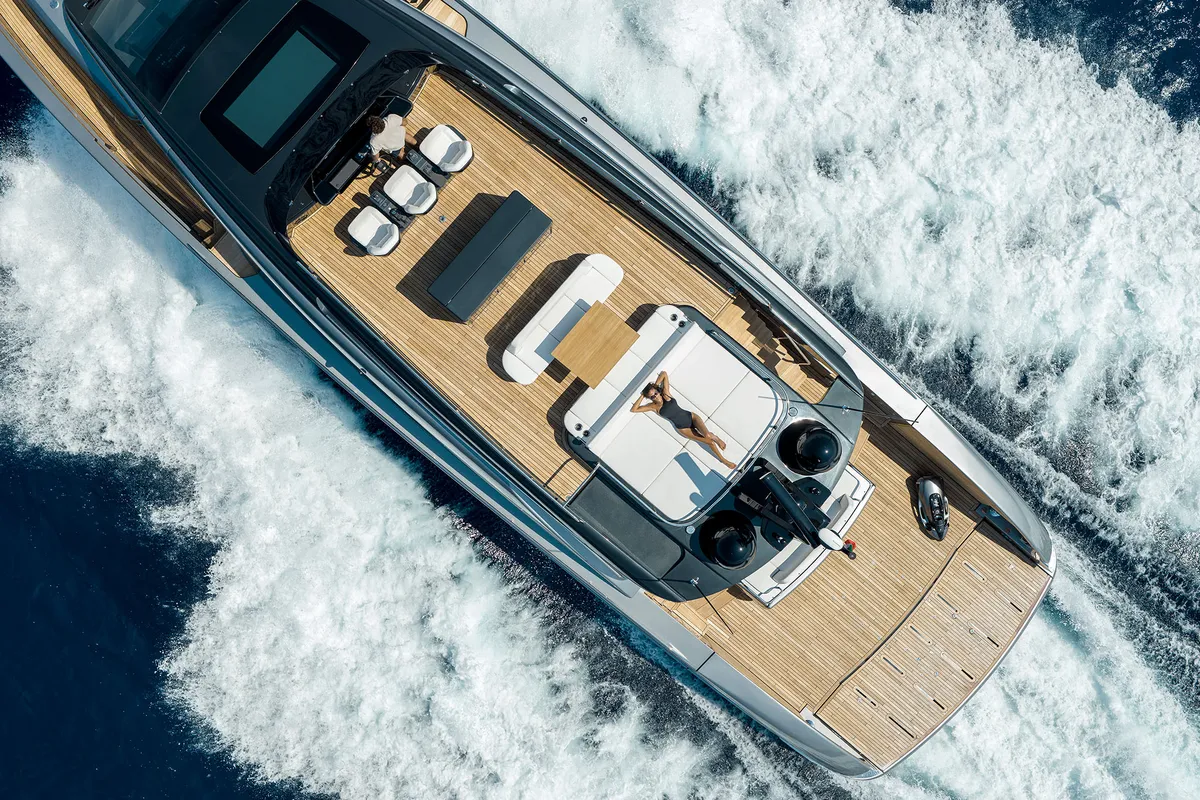 Pershing GTX80: Luchtfoto jacht varend op zee