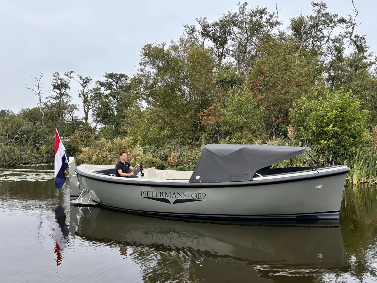 Pieterman 750 RSQ: Sloep op water met bestuurder