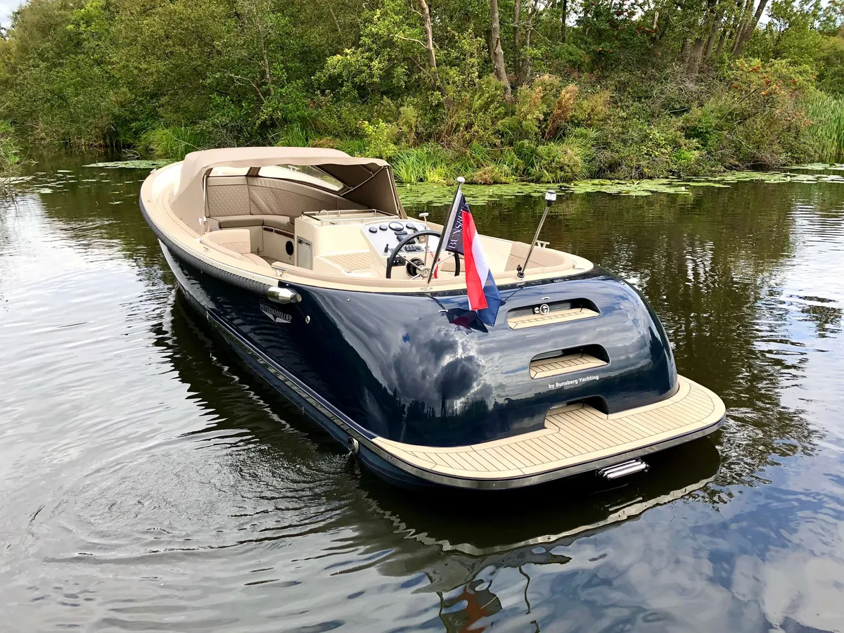 Pieterman 860 Tender: Blauwe motorboot op water