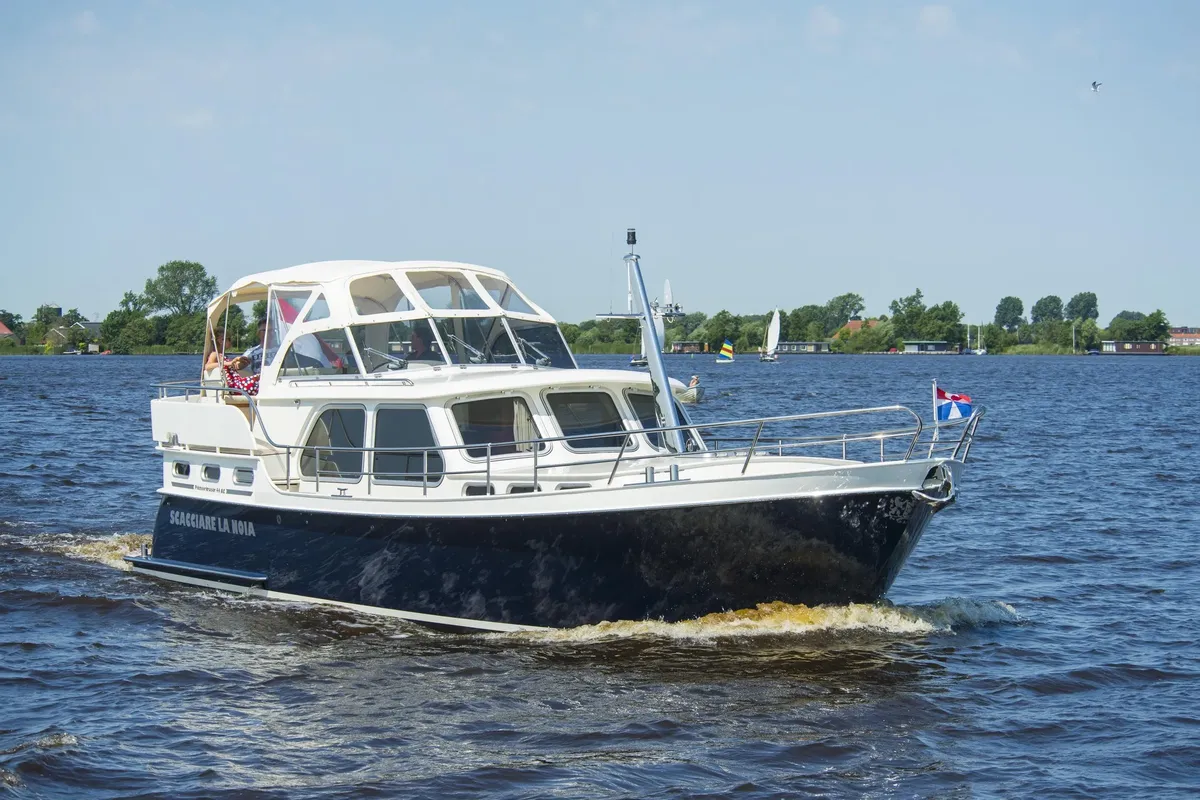 Pikmeerkruiser 40' Aft Cabin: Motorboot varend op water