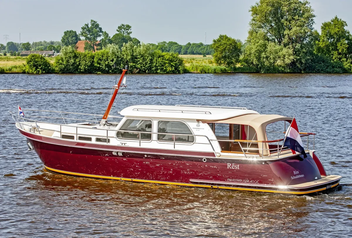 Pikmeerkruiser 40' Open Cockpit: Rode motorboot varend op water