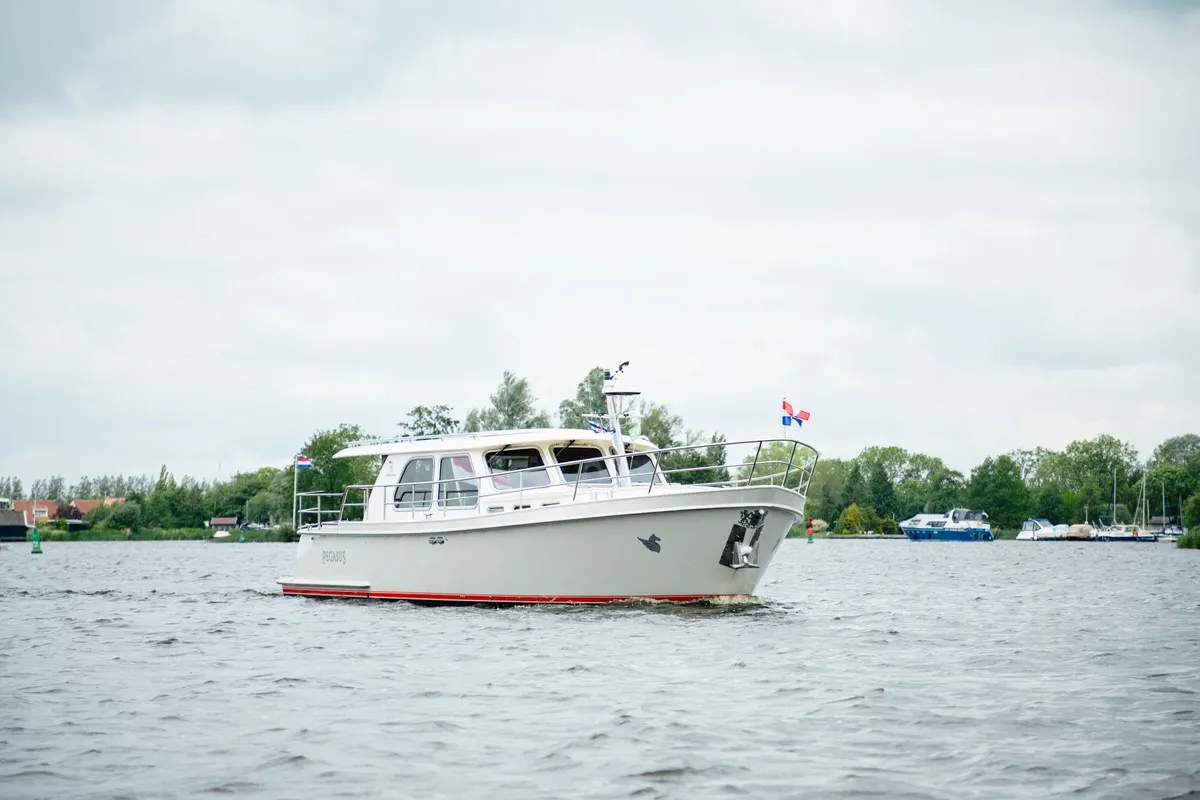 Pikmeerkruiser 44' Long Roof: Boot varend op water