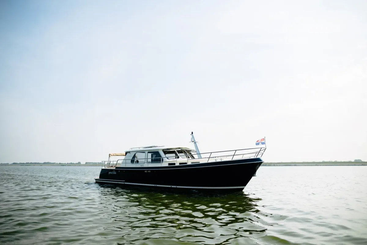 Pikmeerkruiser 44' Open Cockpit: Boot varend op water