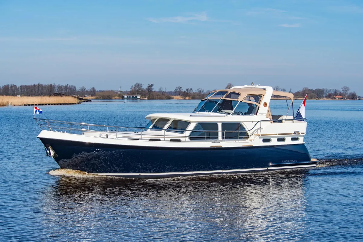 Pikmeerkruiser 48' Aft Cabin: Motorboot varend op meer