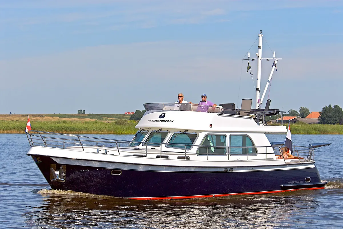 Pikmeerkruiser 48' Flybridge: Motorboot varend op water