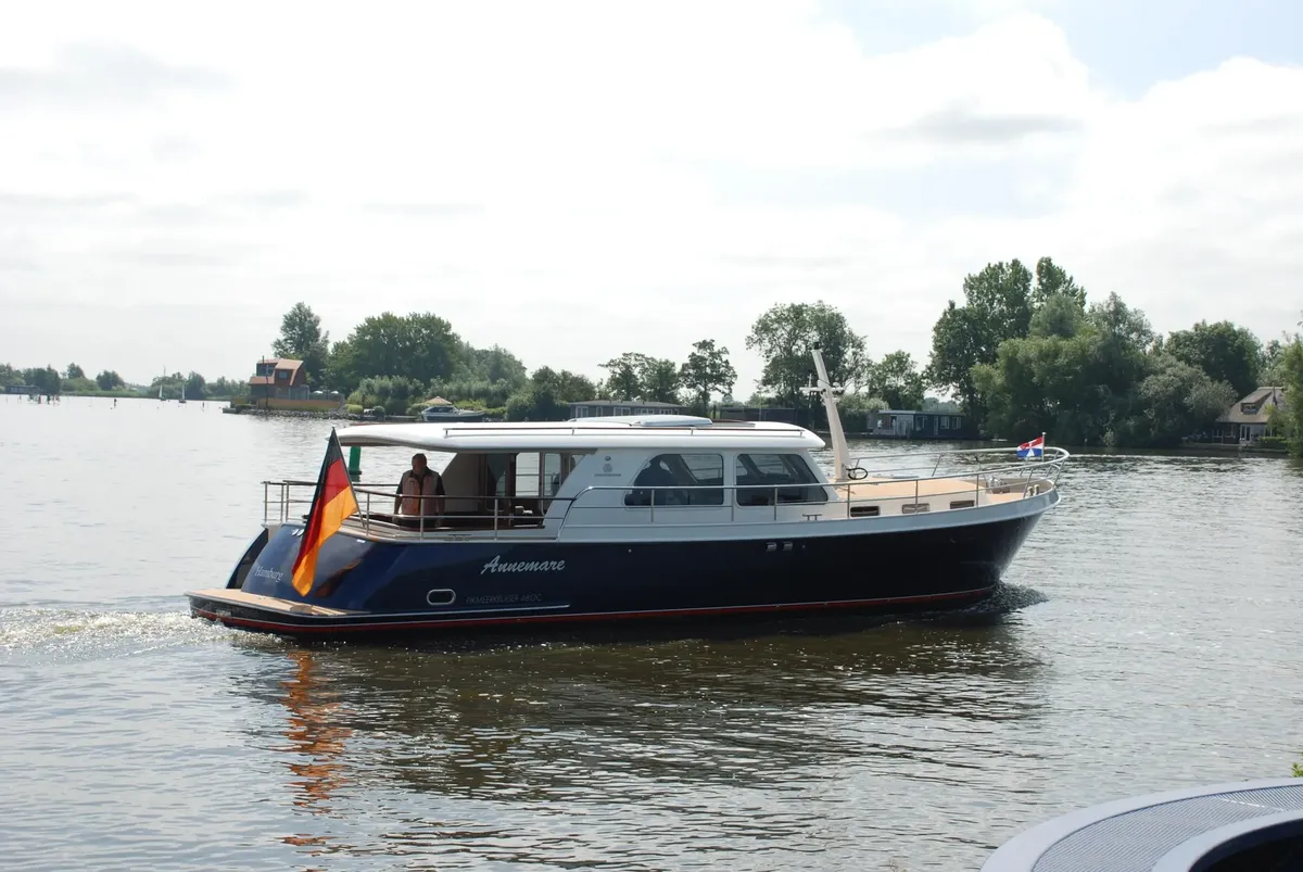 Pikmeerkruiser 48' Long Roof: Boot varend op water