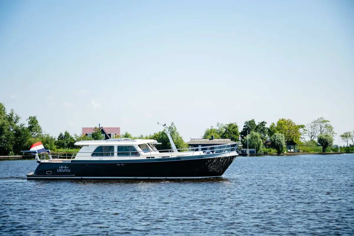 Pikmeerkruiser 48' Open Cockpit: Motorboot varend op water