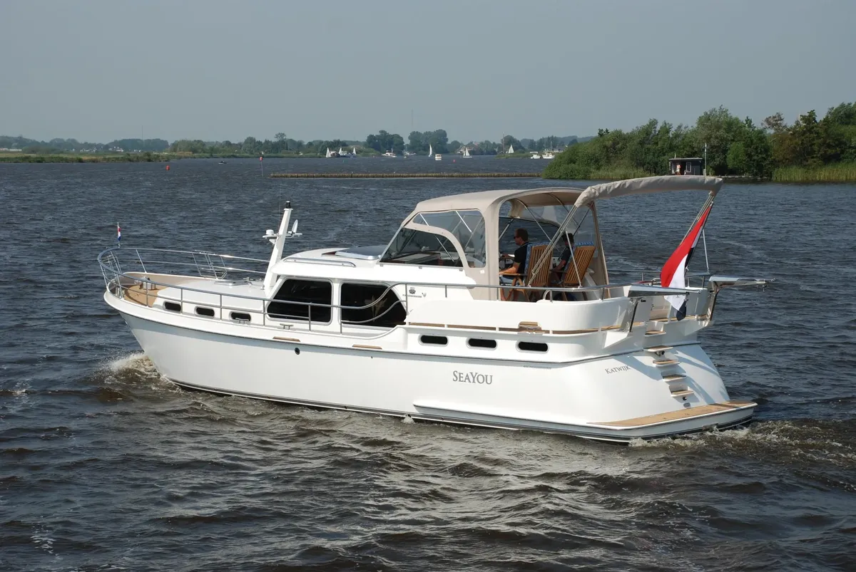 Pikmeerkruiser 50' Aft Cabin: Motorboot varend op water