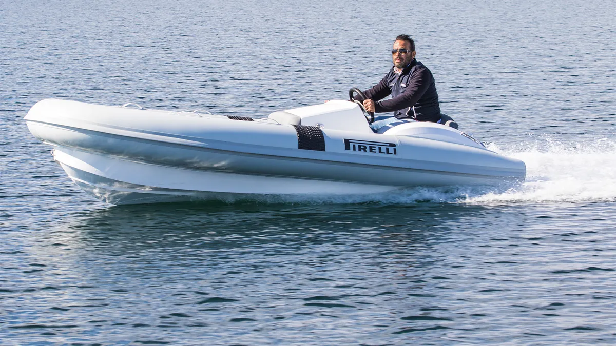 PIRELLI J39: Rubberboot varend met bestuurder